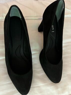 Anne Klein Black Suede Pumps